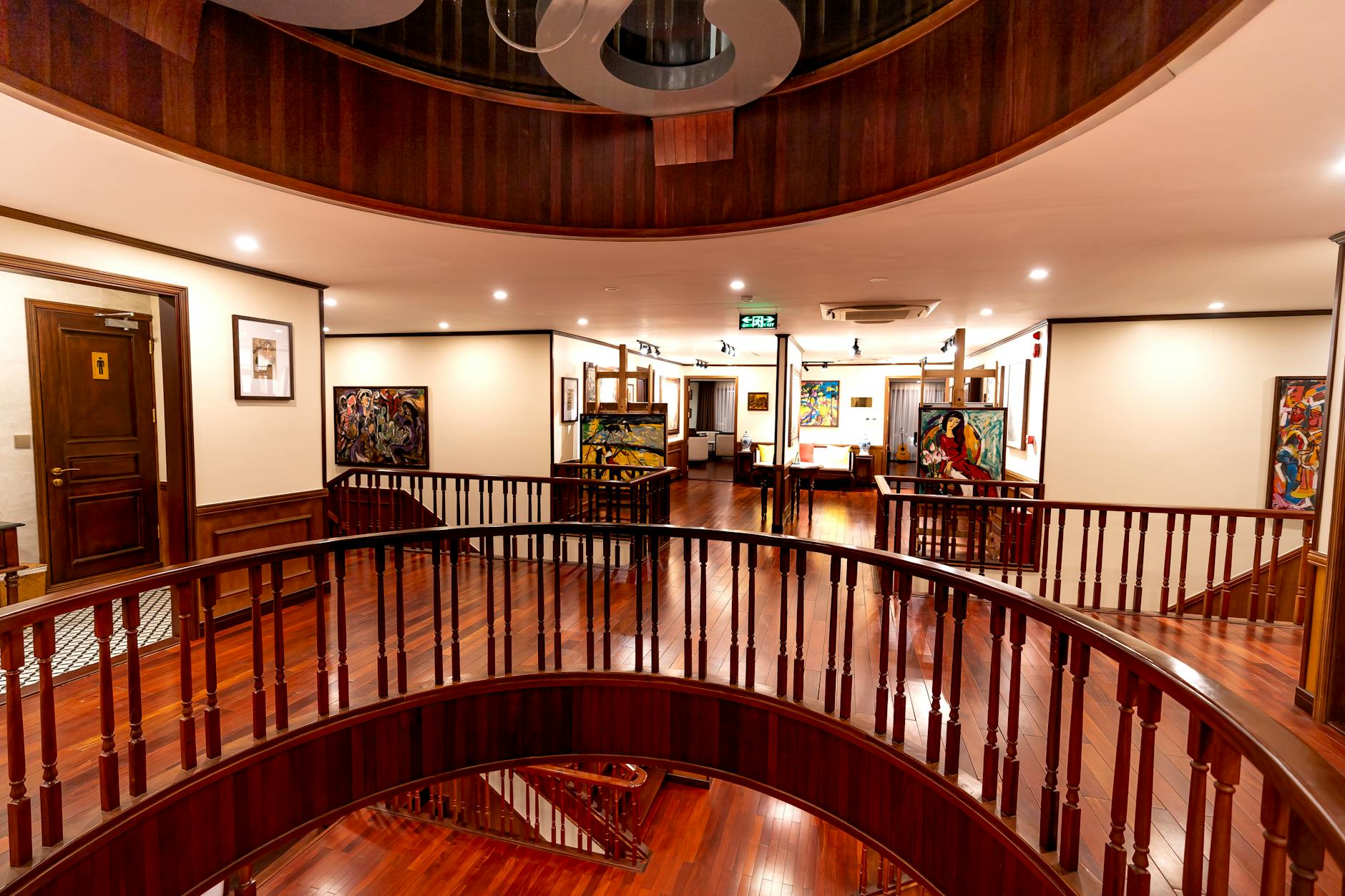 Cruise dining main hall